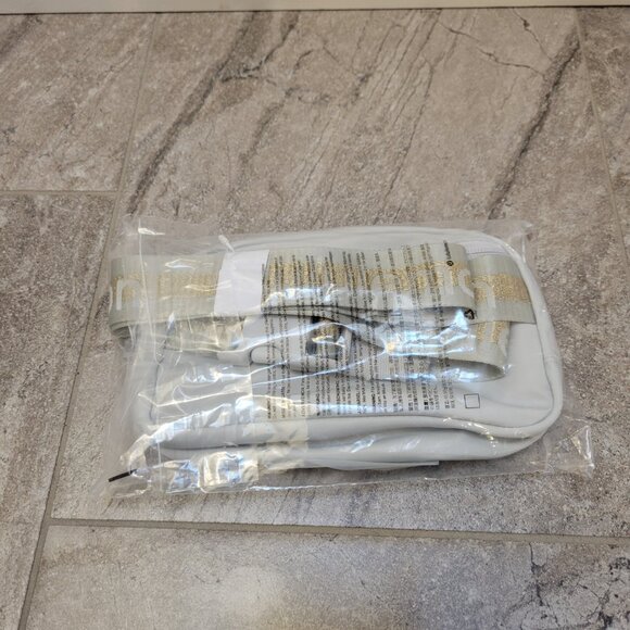 Lululemon Everywhere Belt Bag 1L Woodmark Color: White Opal/Raw Linen/Wh… - Picture 3 of 6